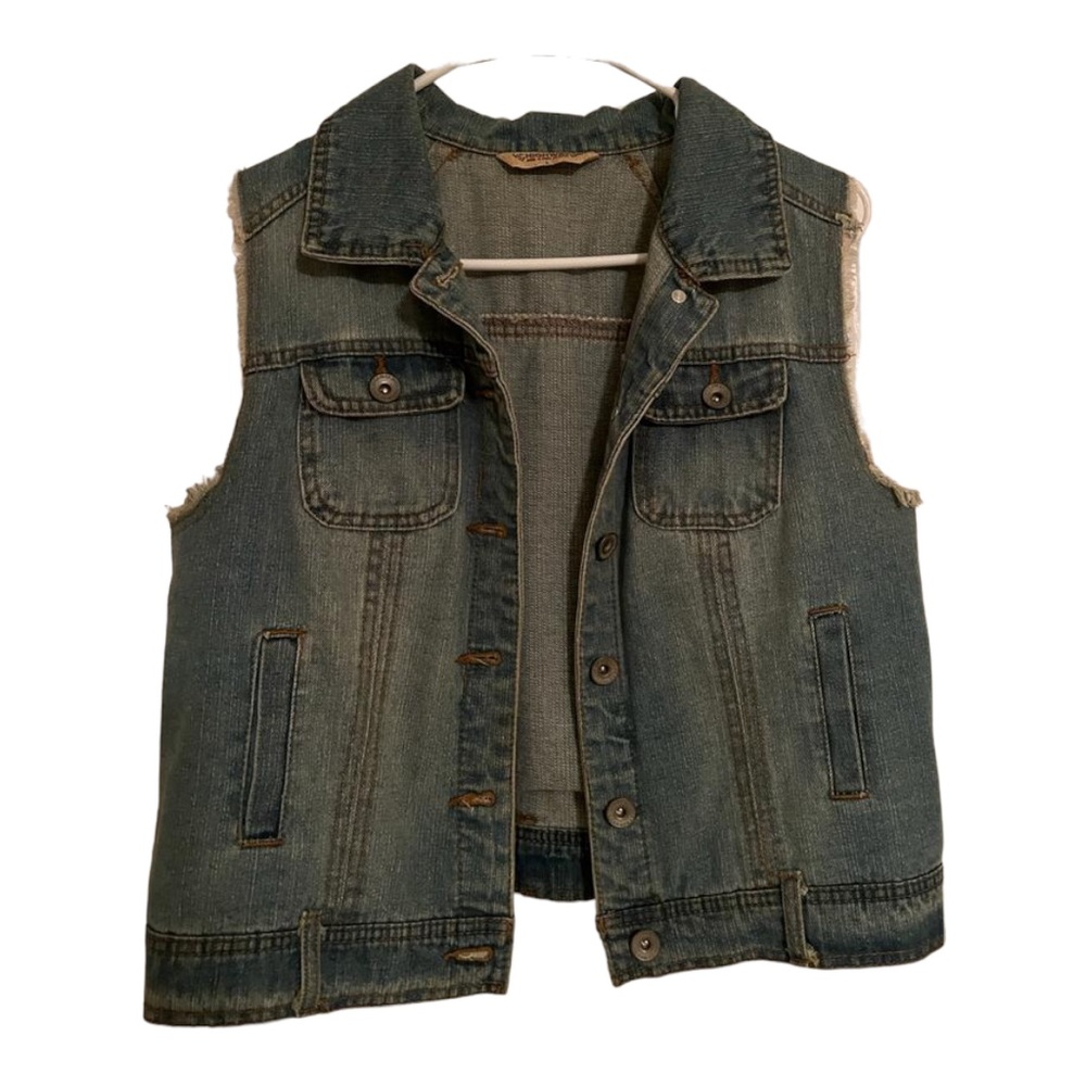 Women’s Denim Sleeveless Jacket Size Large   In Excellent Used Condition